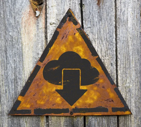 Nuvem com ícone de seta no sinal de aviso enferrujado . — Fotografia de Stock