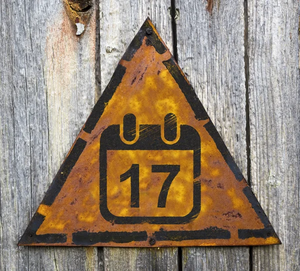 Calendario con icono de fecha en el signo de advertencia oxidado . — Foto de Stock