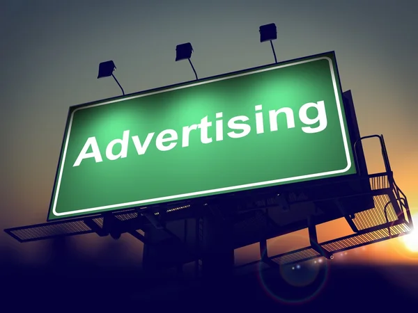 Реклама на зелений billboard на сході сонця. — стокове фото