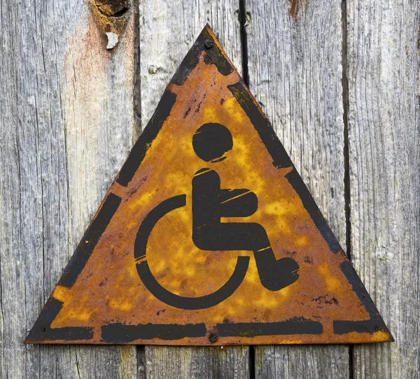 Symbol auf rostigem Warnschild deaktiviert. — Stockfoto