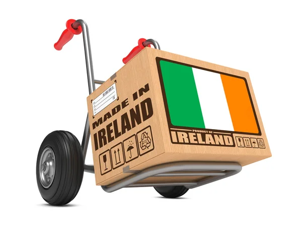 Fabriqué en Irlande - Boîte en carton sur camion à main . — Photo