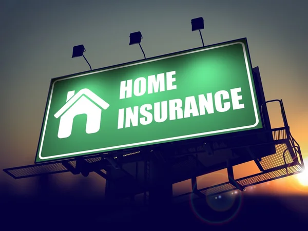 Home verzekering op groene billboard. — Stockfoto