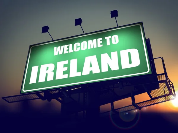 Billboard Welkom bij Ierland bij zonsopgang. — Stockfoto