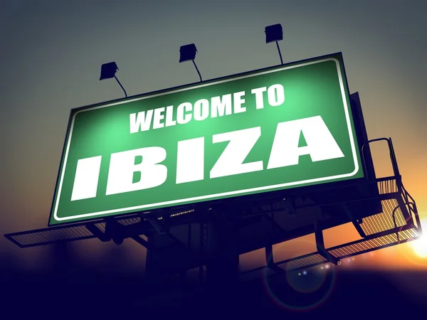 Billboard Bem-vindo a Ibiza ao nascer do sol . — Fotografia de Stock