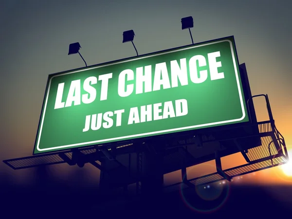 Last Chance Just Ahead su Green Billboard . — Foto Stock