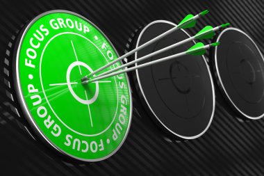 odak grup kavramı üzerinde yeşil hedef.