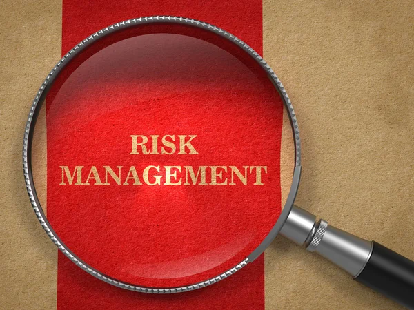 Концепция управления рисками - увеличительное стекло . — стоковое фото
