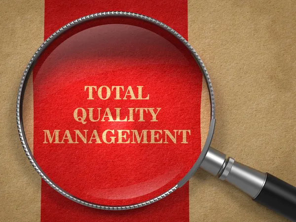 Total quality management - förstoringsglas. — Stockfoto