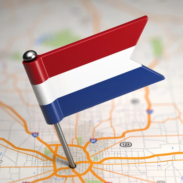 Nizozemsko malá vlajka na mapovém podkladu. — Stock fotografie