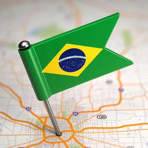 Mała flaga Brazylii na tle mapy. — Zdjęcie stockowe