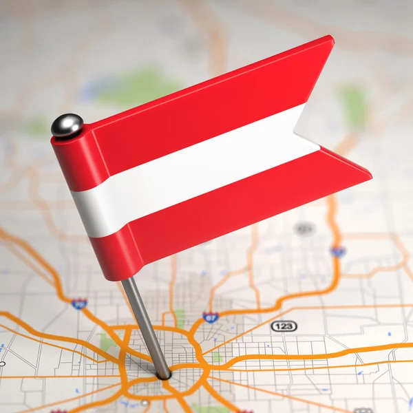 Austria Bandera pequeña en un mapa Fondo . — Foto de Stock