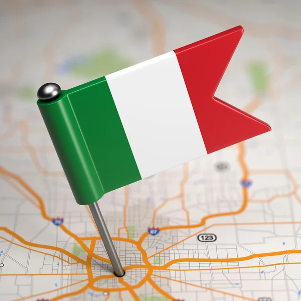 Italia Bandera pequeña en un mapa Fondo . — Foto de Stock