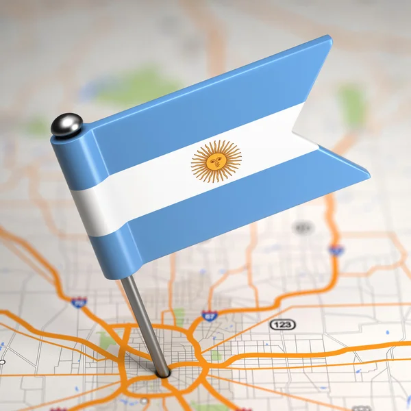 Argentina liten flagga på karta bakgrund. — Stockfoto