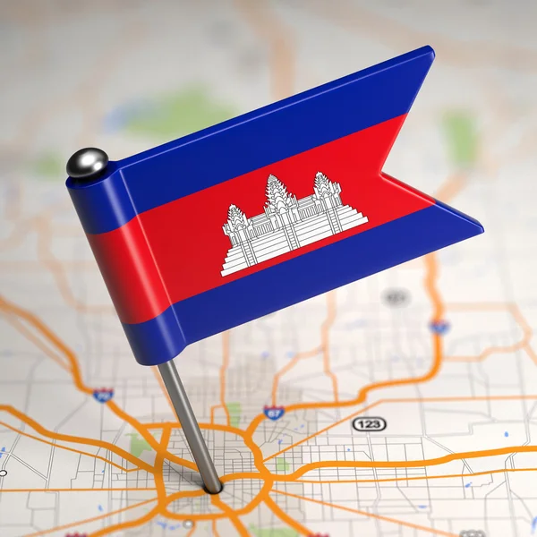 Malá vlajka Kambodži na mapovém podkladu. — Stock fotografie