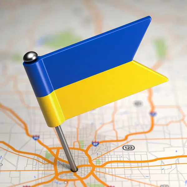 Oekraïne kleine vlag op de achtergrond van een kaart. — Stockfoto