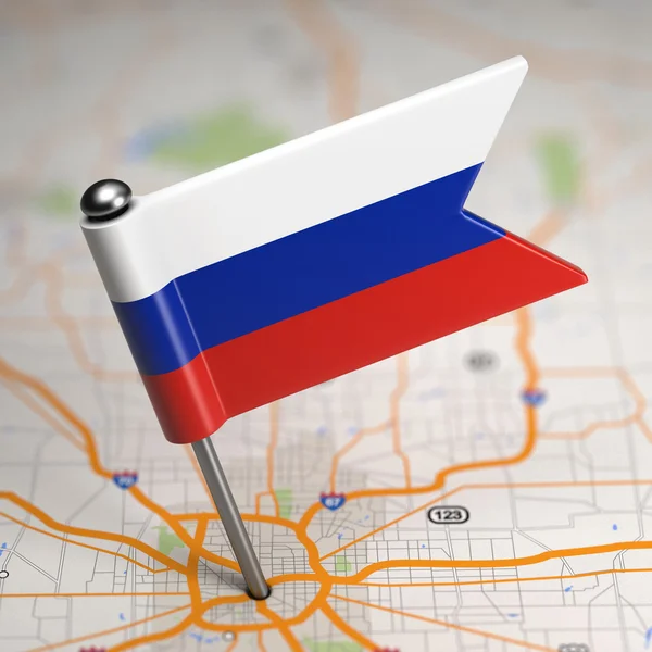 Rusland kleine vlag op de achtergrond van een kaart. — Stockfoto