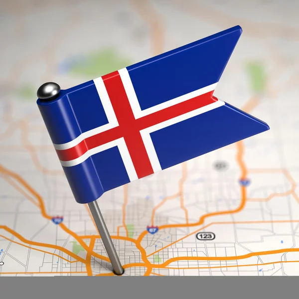 冰岛地图背景上的小国旗. — 图库照片