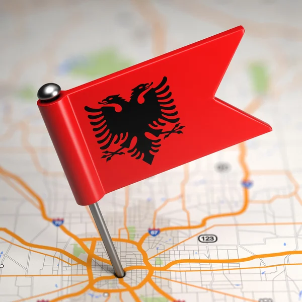 Albânia Bandeira pequena em um mapa Fundo . — Fotografia de Stock