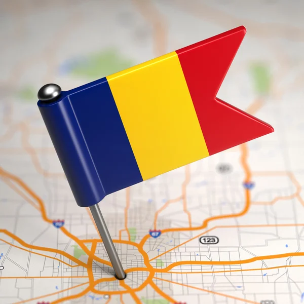 Rumänien liten flagga på karta bakgrund. — Stockfoto