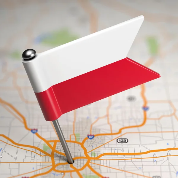 Poland kleine Fahne auf einem Kartenhintergrund. — Stockfoto