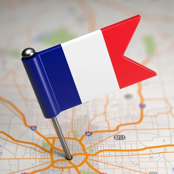 Bandeira pequena francesa em um fundo de mapa . — Fotografia de Stock