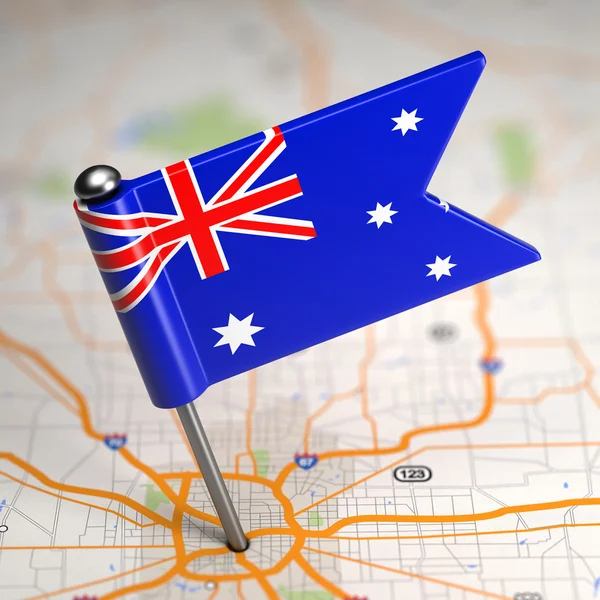 Australia Bandera pequeña en un mapa Fondo . — Foto de Stock
