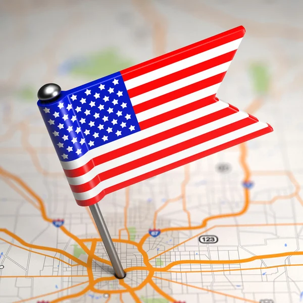 Mała flaga Stanów Zjednoczonych na tle mapy. — Zdjęcie stockowe