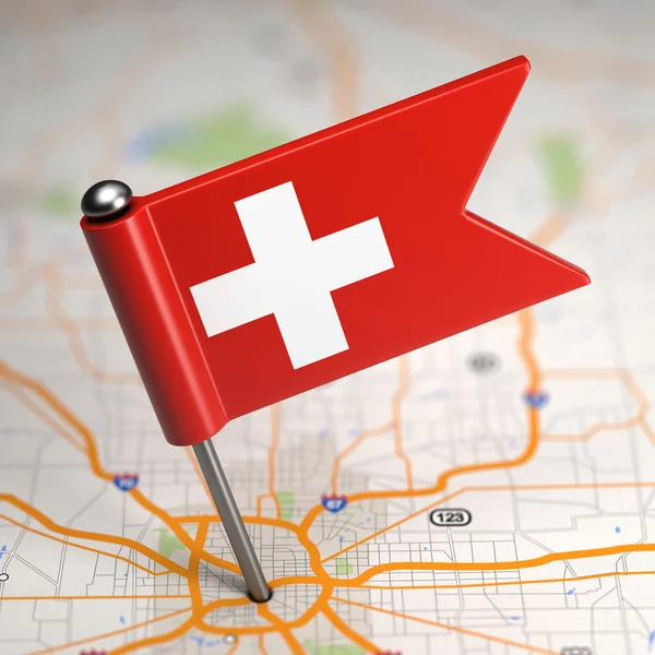 Svájc kis zászló a háttérben Térkép. — Stock Fotó
