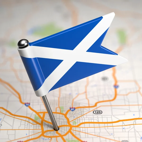 Schottland kleine Fahne auf einem Kartenhintergrund. — Stockfoto