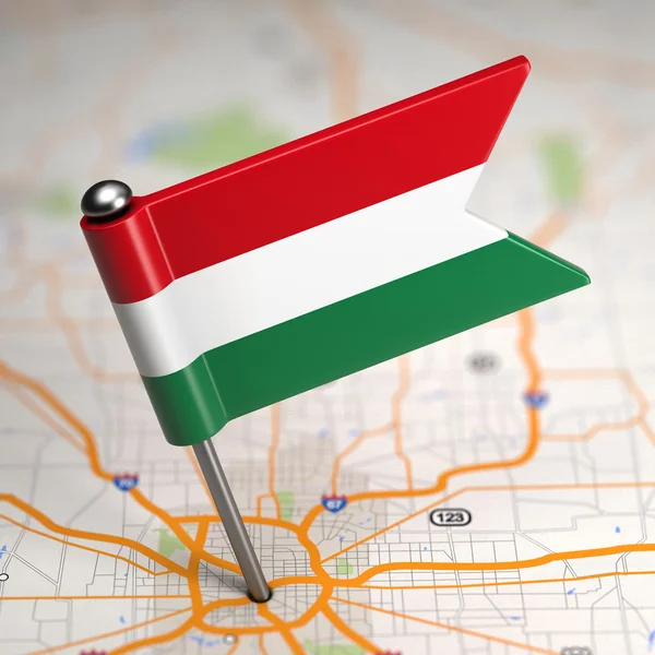 Μικρή σημαία της Ουγγαρίας σε ένα φόντο του χάρτη. — Φωτογραφία Αρχείου