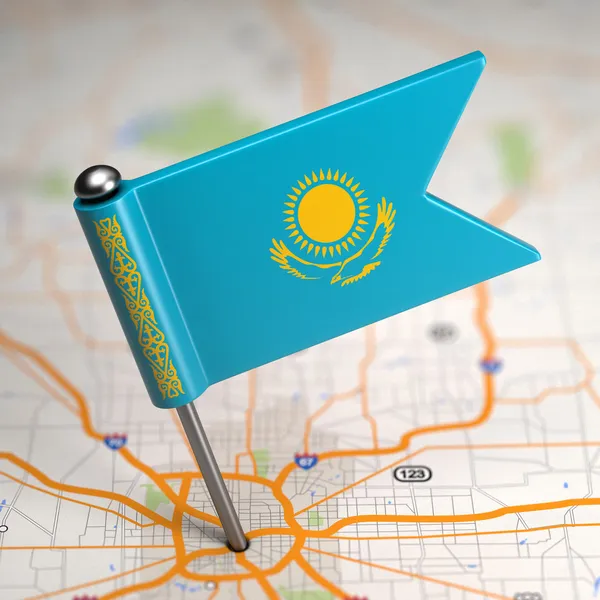 Kazakistan küçük bayrak harita arka plan üzerinde. — Stok fotoğraf