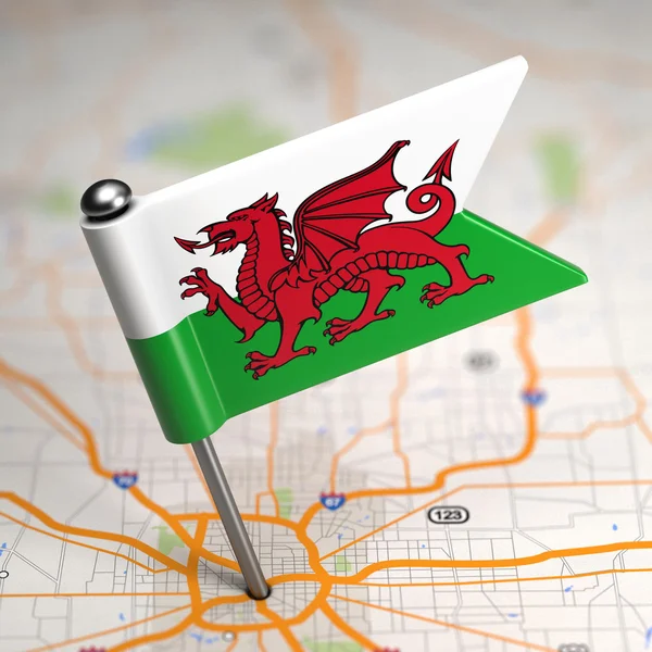 Ουαλία μικρή σημαία σε ένα φόντο του χάρτη. — Φωτογραφία Αρχείου