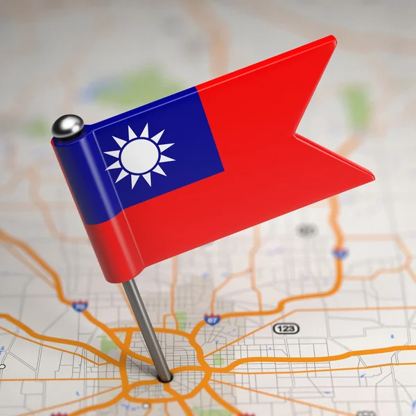 Taiwan liten flagga på karta bakgrund. — Stockfoto