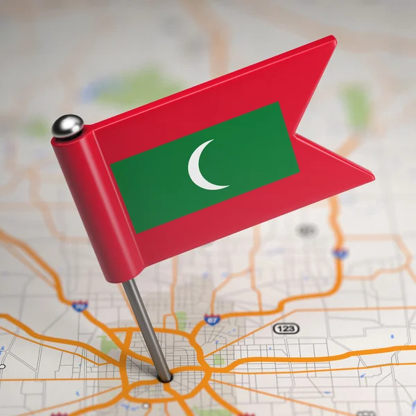 Maldives Small Flag on a Map Background. — Stock Photo, Image