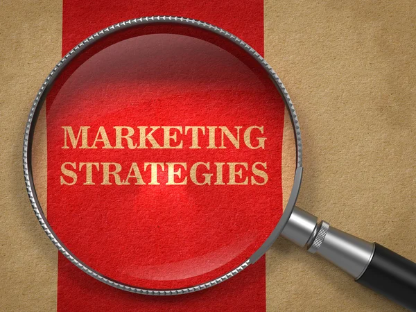 Marketing strategieën. Vergrootglas op oud papier. — Stockfoto