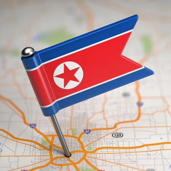 Bandera pequeña de Corea del Norte en un mapa Fondo . —  Fotos de Stock