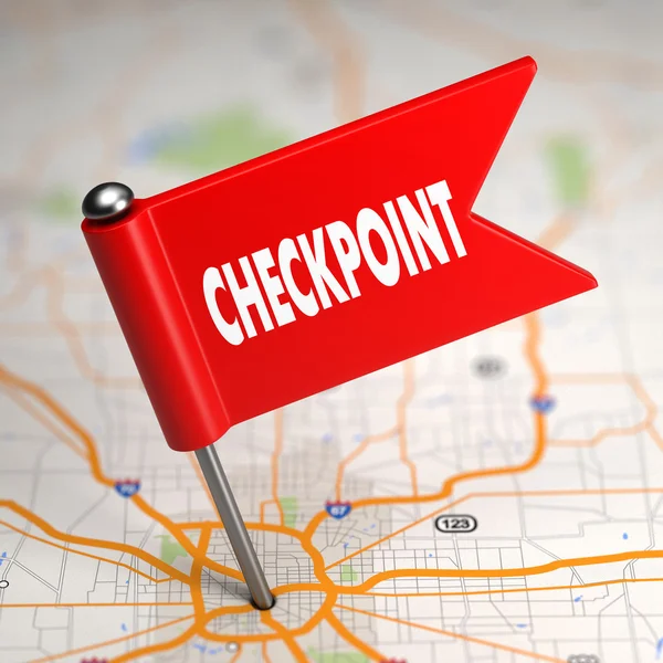 Checkpoint - Bandeira pequena em um fundo de mapa . — Fotografia de Stock