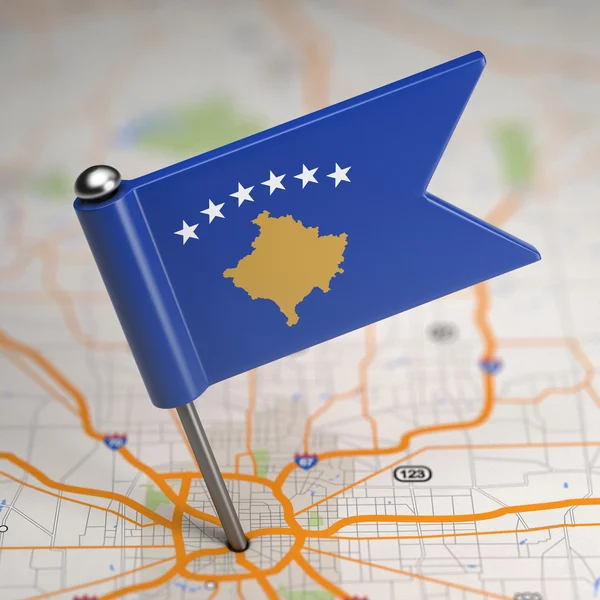 Bandeira pequena do Kosovo em um fundo de mapa . — Fotografia de Stock