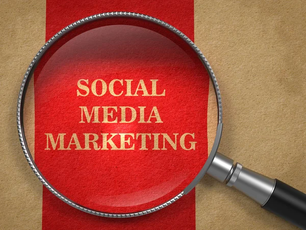 Social Media Marketing. Lente d'ingrandimento su vecchia carta . — Foto Stock