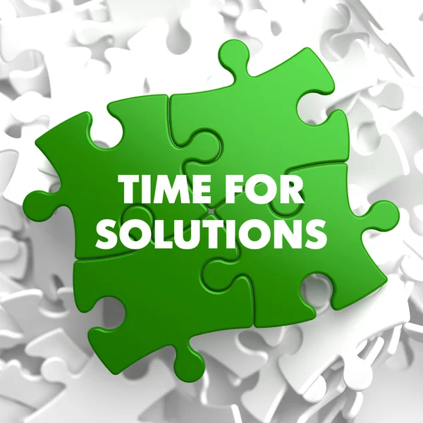Tijd voor oplossingen op groene puzzel. — Stockfoto