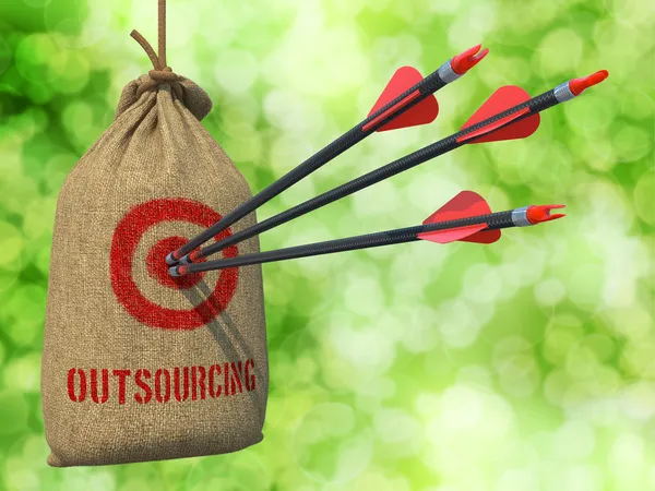 Outsourcing - trafić w cel czerwony znak strzałki. — Zdjęcie stockowe