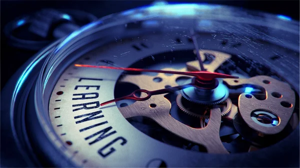 Aprender en la cara de reloj de bolsillo. Concepto de tiempo . —  Fotos de Stock