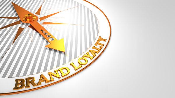 Верность бренда на белом с золотым компасом
.