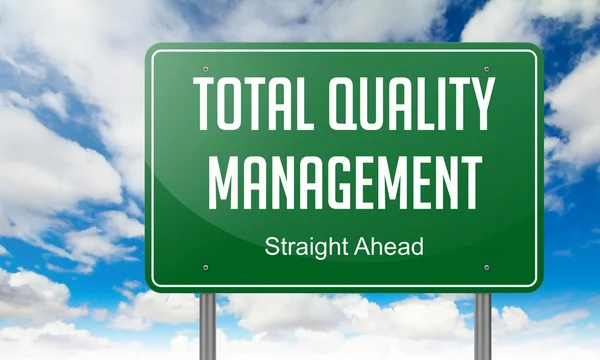 Totální kvality managementu na zelené dálniční cedule. — Stock fotografie