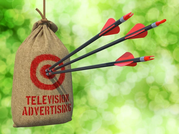 Reklama telewizyjna - trafić w cel czerwony znak strzałki. — Zdjęcie stockowe