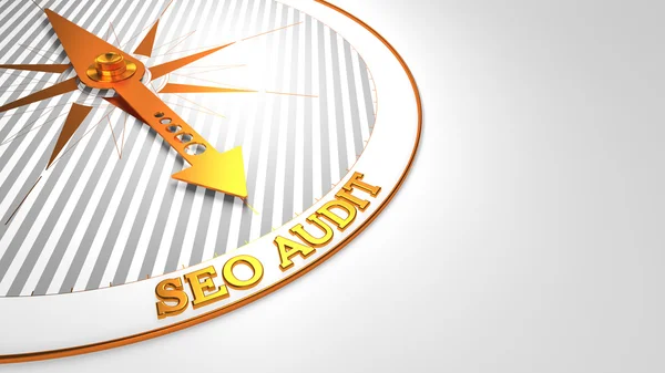 SEO audit op witte Gouden Kompas. — Stockfoto