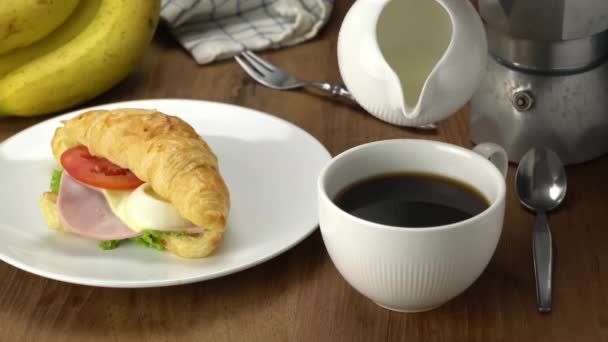 Turnarea Laptelui Proaspăt Într Ceașcă Ceramică Albă Cafea Fierbinte Croissante — Videoclip de stoc
