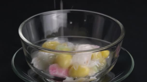 Giet Kleverige Rijstballen Ginkgo Fruit Kokosvlees Een Transparante Kom Daarna — Stockvideo