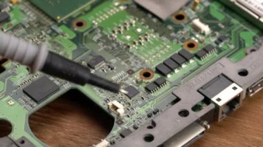 Bilgisayar devre kartında çoklu-metre kontrol gerilimi kullanan erkek teknisyen eli.