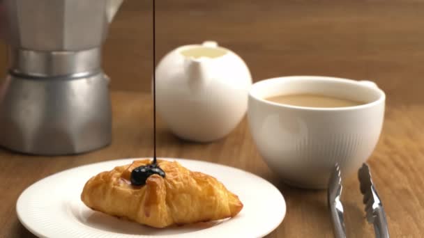 Gießen Sie Schokoladensirup Auf Köstliche Hausgemachte Croissants Weißer Keramikschale Mit — Stockvideo